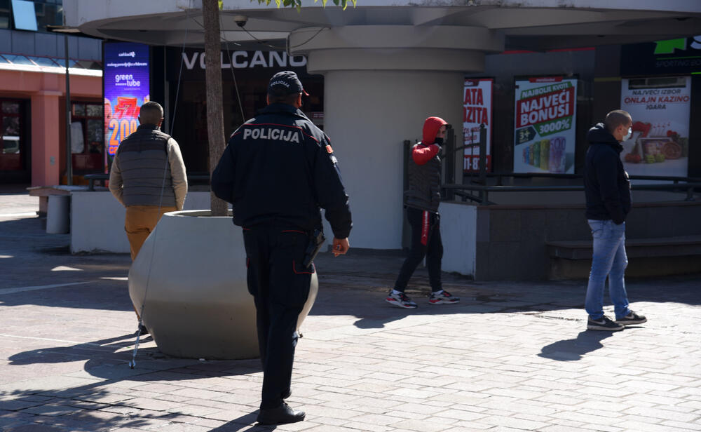 <p>Policajci tvrde da je manje ljudi na ulicama nakon policijskog časa, otkad su stupile na snagu nove mjere</p>