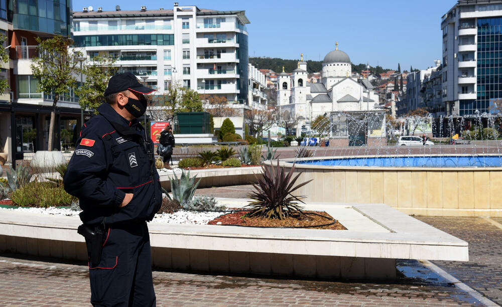 <p>Policajci tvrde da je manje ljudi na ulicama nakon policijskog časa, otkad su stupile na snagu nove mjere</p>