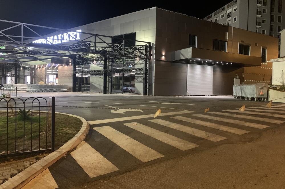 Uveče se spušta rampa: parking ispred supermarketa, Foto: Vuk Lajović