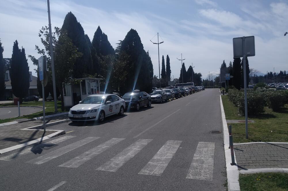Taksisti juče na aerodromu u Podgorici, Foto: Borko Ždero