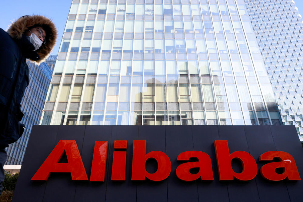 Logo kompanije Alibaba u ispred kancelarije u Pekingu, Foto: Shutterstock