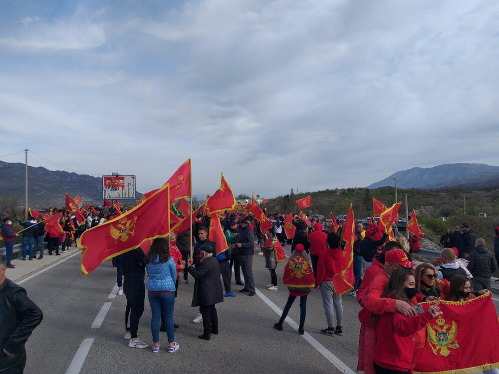 <p>"Mi samo branimo državu koju smo s mukom stekli 21. maja. Neka zna Vlada da je to najveća pobjeda crnogorskog naroda", rekao je Dragan Nikčević</p>