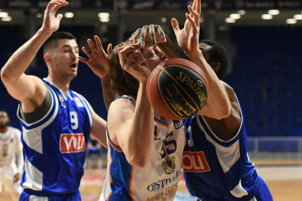 Prštaće i u Baru: Uroš Loković i Vili Rid u duelu u Podgorici, Foto: ABA liga