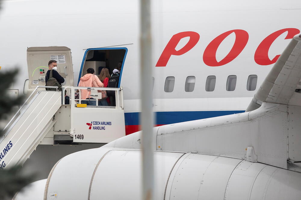 Ruske diplomate ulaze u avion na aerodromu u Pragu, Foto: Reuters