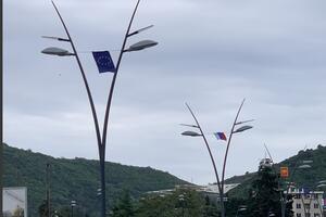 Budva osvanula okićena sa tri zastave: Državna, EU i trobojka