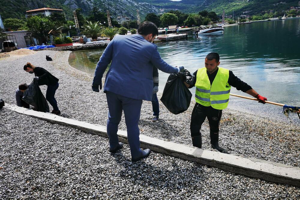 Akcija čišćenja Žute plaže, Foto: Opština Kotor