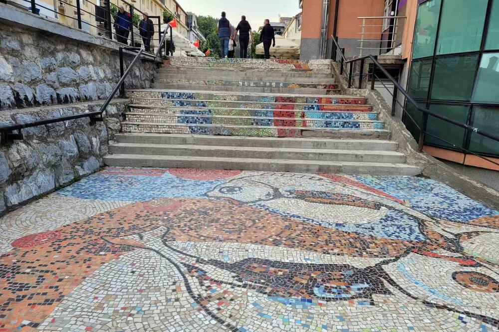 Mozaik na stepenicama u centru vidno oštećen, Foto: Jadrankla Ćetković