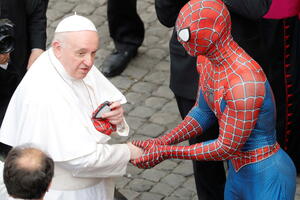 Papa se rukovao sa Spajdermenom