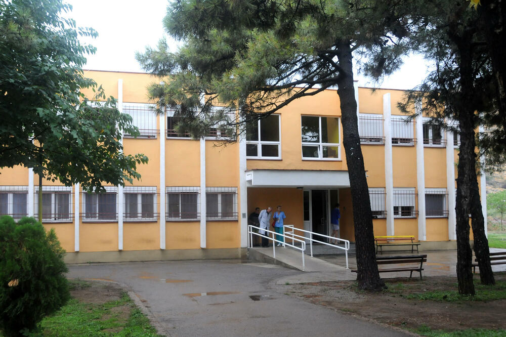 Zaposleni u kuhinji, vešeraju i obezbjeđenju nijesu dobili vaučere: Zavod Komanski most, Foto: Boris Pejovic