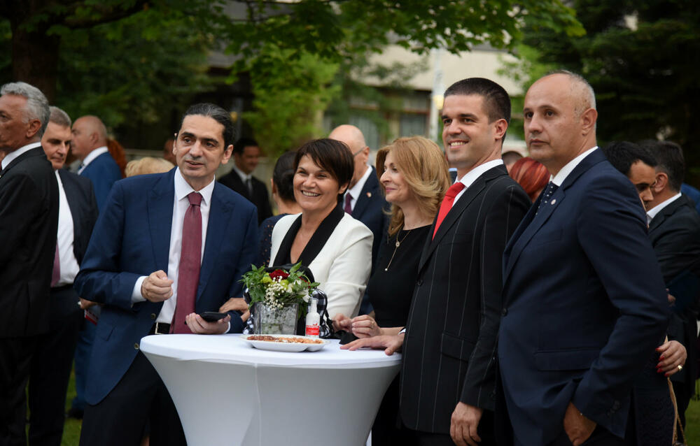 <p>"Naša zemlja je davno prošla raskrsnicu na kojoj je izabrala svoj evropski put, s kojeg nema skretanja ni povratka. Bez obzira što postoje i u Crnoj Gori, i izvan Crne Gore, oni koji bi to željeli"</p>