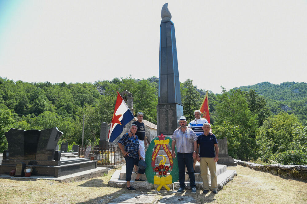 Vojvodići ispred spomenika, Foto: Savo Prelević