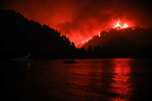 FOTO "Vatreno uništenje": Požar na grčkom ostrvu se nekontrolisano...