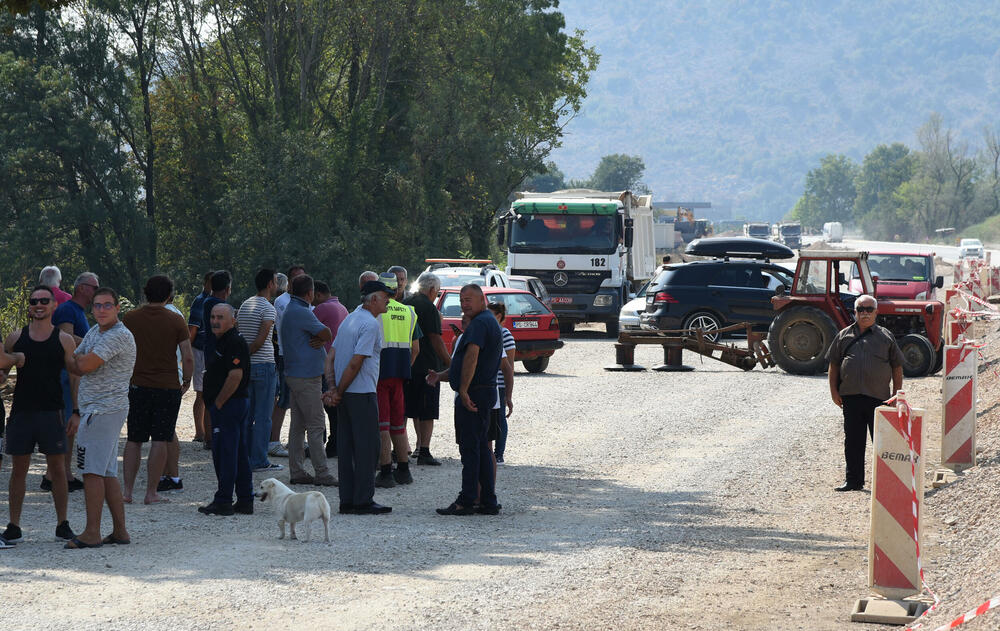 <p>Tokom blokade puta nijesu dozvoljavali prolaz ni građevinskim mašinama izvođača radova, zbog čega je bilo negodavanja, ali je protest prošao bez incidenata</p>  <div contenteditable="false" tabindex="-1"> </div>