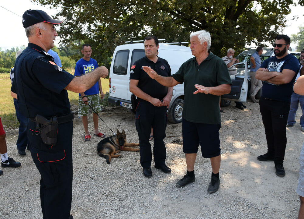 <p>Tokom blokade puta nijesu dozvoljavali prolaz ni građevinskim mašinama izvođača radova, zbog čega je bilo negodavanja, ali je protest prošao bez incidenata</p>  <div contenteditable="false" tabindex="-1"> </div>