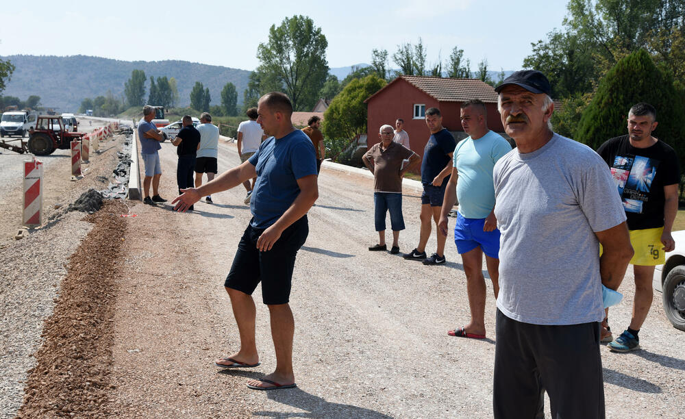 <p>Tokom blokade puta nijesu dozvoljavali prolaz ni građevinskim mašinama izvođača radova, zbog čega je bilo negodavanja, ali je protest prošao bez incidenata</p>  <div contenteditable="false" tabindex="-1"> </div>