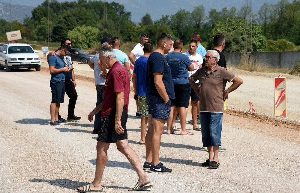 <p>Tokom blokade puta nijesu dozvoljavali prolaz ni građevinskim mašinama izvođača radova, zbog čega je bilo negodavanja, ali je protest prošao bez incidenata</p>  <div contenteditable="false" tabindex="-1"> </div>