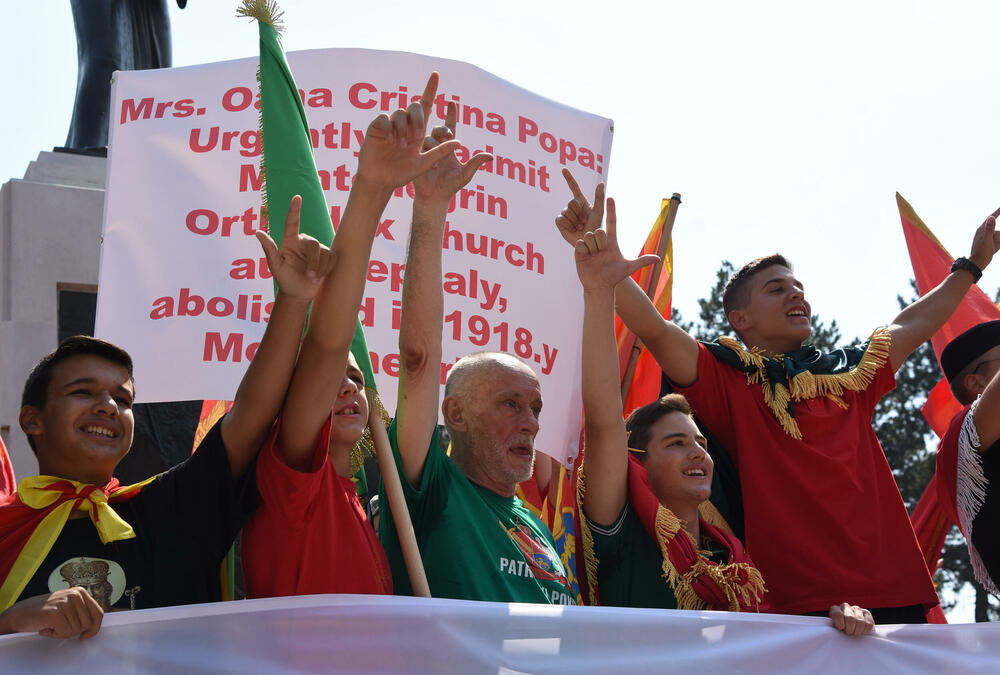 <p>Na Cetinju je danas održan protest protiv ustoličenja vladike Joanikija za mitropolita crnogorsko-primorskog. Ustoličenje Joanikija najavljeno je za 5. septembar u Cetinjskom manastiru. U galeriji fotoreportera Vijesti, Luke Zekovića pogledajte kako je bilo na protestu.</p>