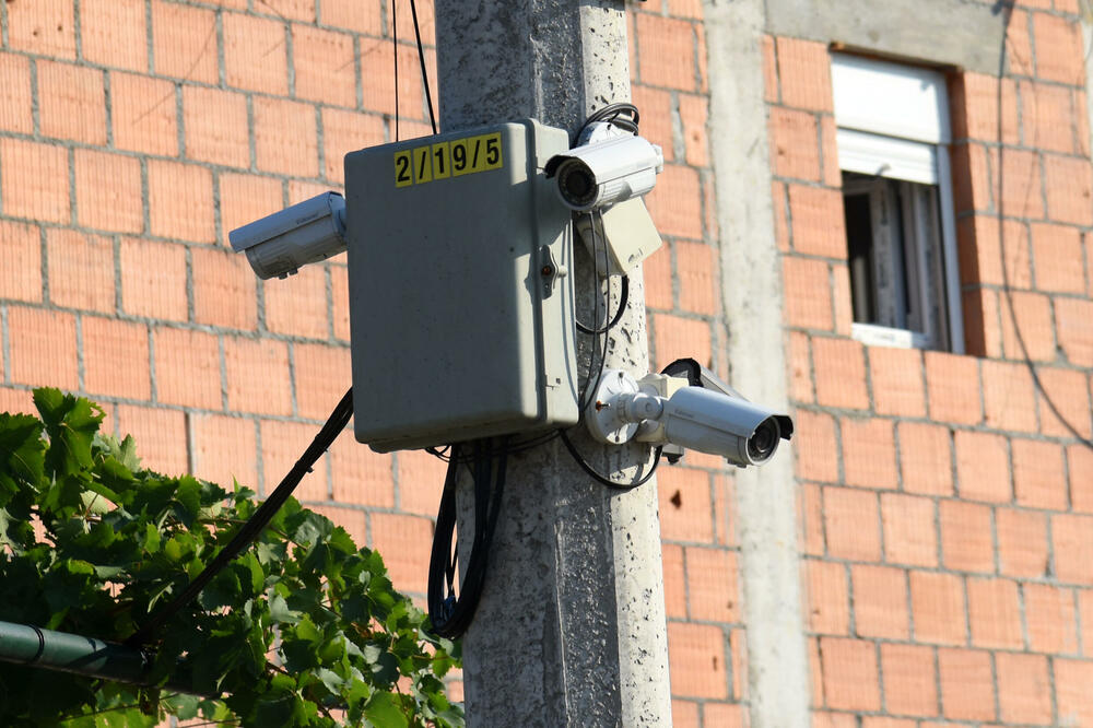 Nelegalno postavljene kamere na stubu za struju, Foto: Boris Pejović