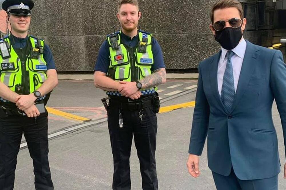 Tom Kruz pozira sa saobraćajnim policajcima tokom snimanja u Grand centralu u Birmingemu, Foto: British Transport Police