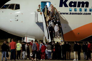 Prvi evakuisani Avganistanci stigli u Skoplje