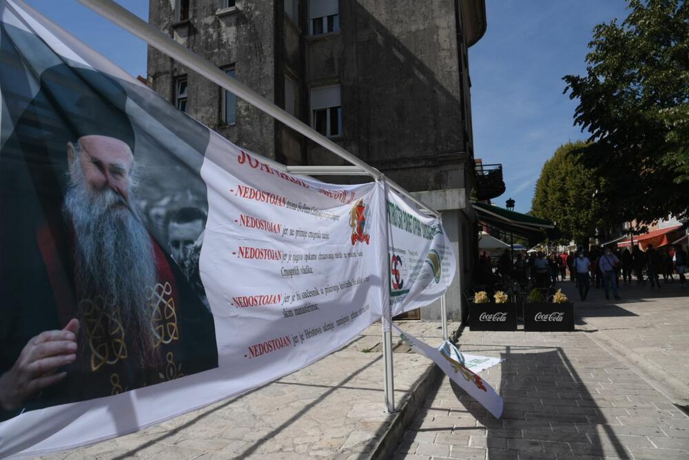 <p>Grupa građana blokilrala je danas magistralni put Podgorica - Cetinje. Prethodno su blokirali i kružni tok na ulazu u Cetinje. U foto galeriji fotoreportera Vijesti Borisa Pejovića pogledajte kako je to izgledalo.</p>