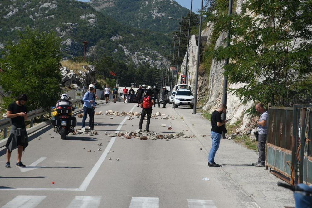 <p>Grupa građana blokilrala je danas magistralni put Podgorica - Cetinje. Prethodno su blokirali i kružni tok na ulazu u Cetinje. U foto galeriji fotoreportera Vijesti Borisa Pejovića pogledajte kako je to izgledalo.</p>