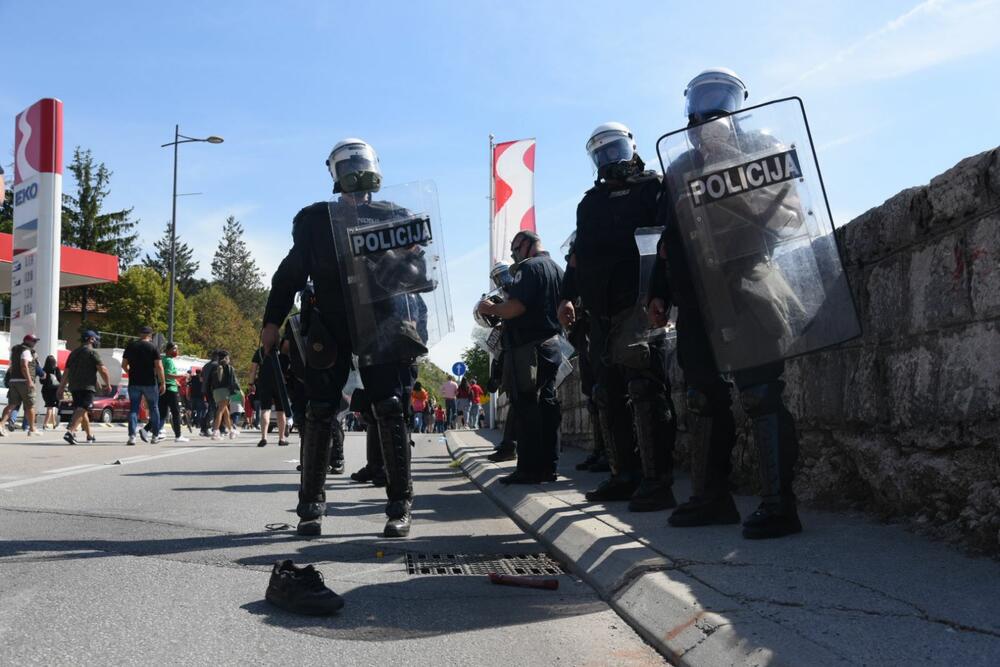 <p>Grupa građana blokilrala je danas magistralni put Podgorica - Cetinje. Prethodno su blokirali i kružni tok na ulazu u Cetinje. U foto galeriji fotoreportera Vijesti Borisa Pejovića pogledajte kako je to izgledalo.</p>