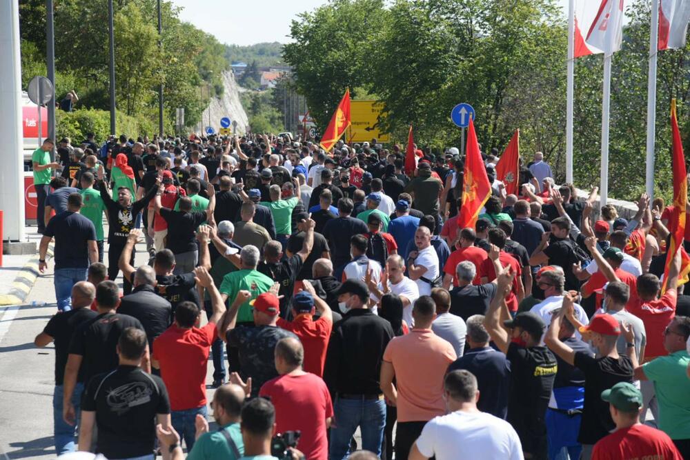 <p>Grupa građana blokilrala je danas magistralni put Podgorica - Cetinje. Prethodno su blokirali i kružni tok na ulazu u Cetinje. U foto galeriji fotoreportera Vijesti Borisa Pejovića pogledajte kako je to izgledalo.</p>