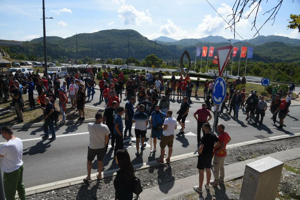 <p>Grupa građana blokilrala je danas magistralni put Podgorica - Cetinje. Prethodno su blokirali i kružni tok na ulazu u Cetinje. U foto galeriji fotoreportera Vijesti Borisa Pejovića pogledajte kako je to izgledalo.</p>