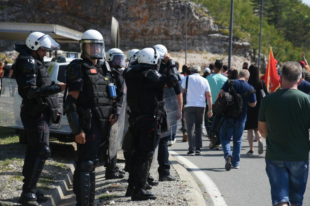 <p>Grupa građana blokilrala je danas magistralni put Podgorica - Cetinje. Prethodno su blokirali i kružni tok na ulazu u Cetinje. U foto galeriji fotoreportera Vijesti Borisa Pejovića pogledajte kako je to izgledalo.</p>