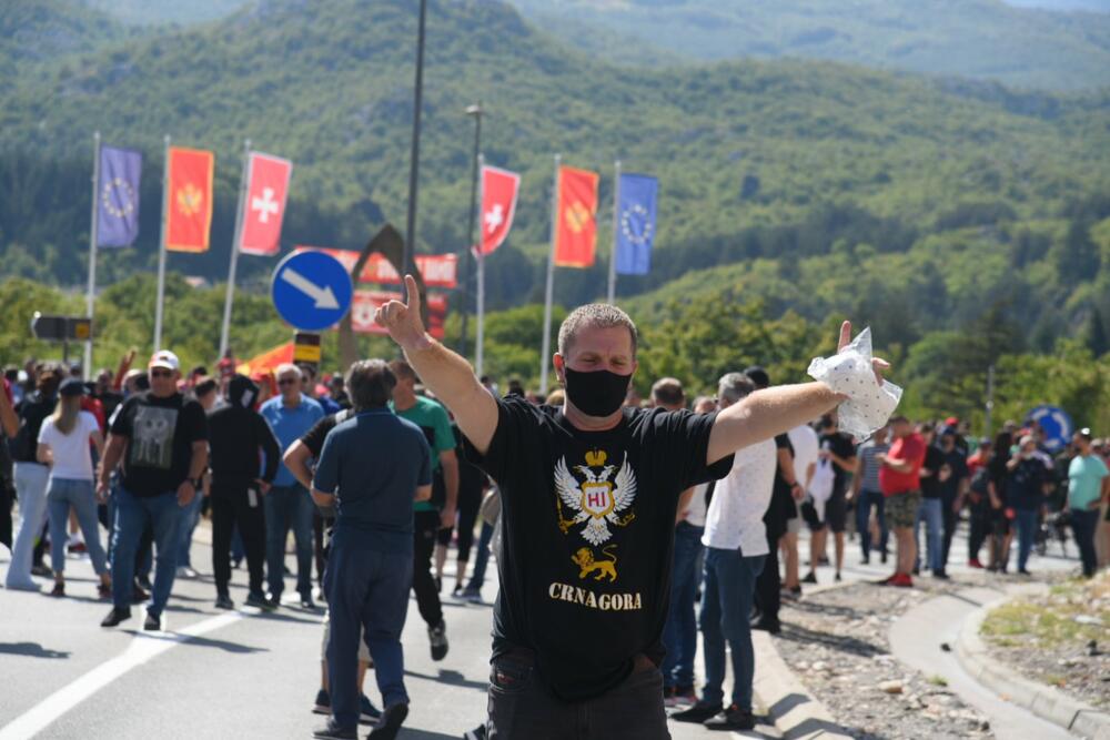 <p>Grupa građana blokilrala je danas magistralni put Podgorica - Cetinje. Prethodno su blokirali i kružni tok na ulazu u Cetinje. U foto galeriji fotoreportera Vijesti Borisa Pejovića pogledajte kako je to izgledalo.</p>