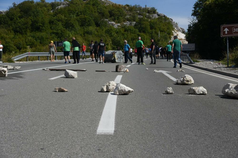 <p>Grupa građana blokilrala je danas magistralni put Podgorica - Cetinje. Prethodno su blokirali i kružni tok na ulazu u Cetinje. U foto galeriji fotoreportera Vijesti Borisa Pejovića pogledajte kako je to izgledalo.</p>