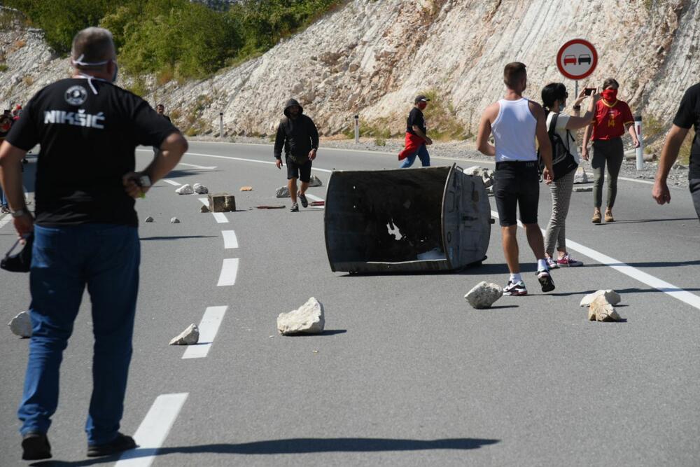 <p>Grupa građana blokilrala je danas magistralni put Podgorica - Cetinje. Prethodno su blokirali i kružni tok na ulazu u Cetinje. U foto galeriji fotoreportera Vijesti Borisa Pejovića pogledajte kako je to izgledalo.</p>