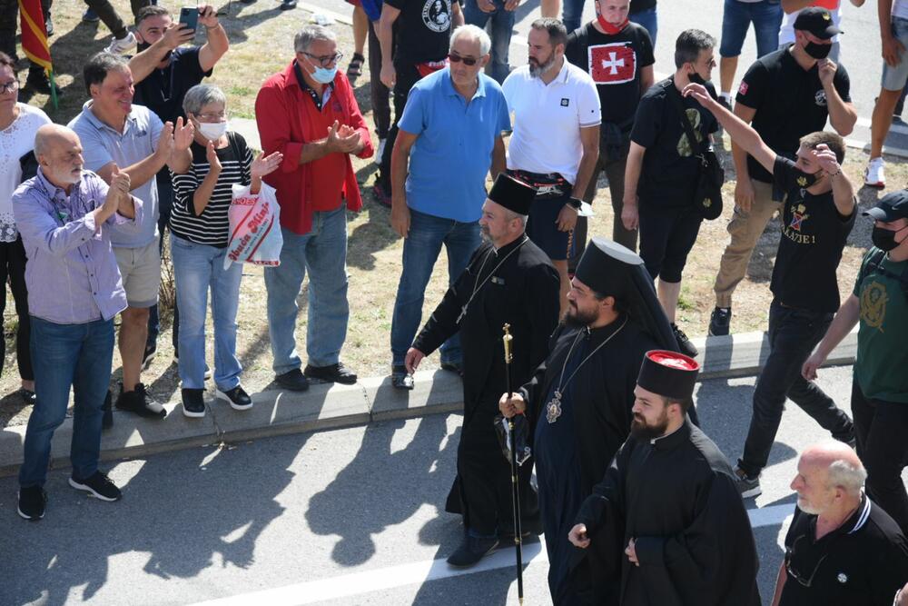 <p>Grupa građana blokilrala je danas magistralni put Podgorica - Cetinje. Prethodno su blokirali i kružni tok na ulazu u Cetinje. U foto galeriji fotoreportera Vijesti Borisa Pejovića pogledajte kako je to izgledalo.</p>