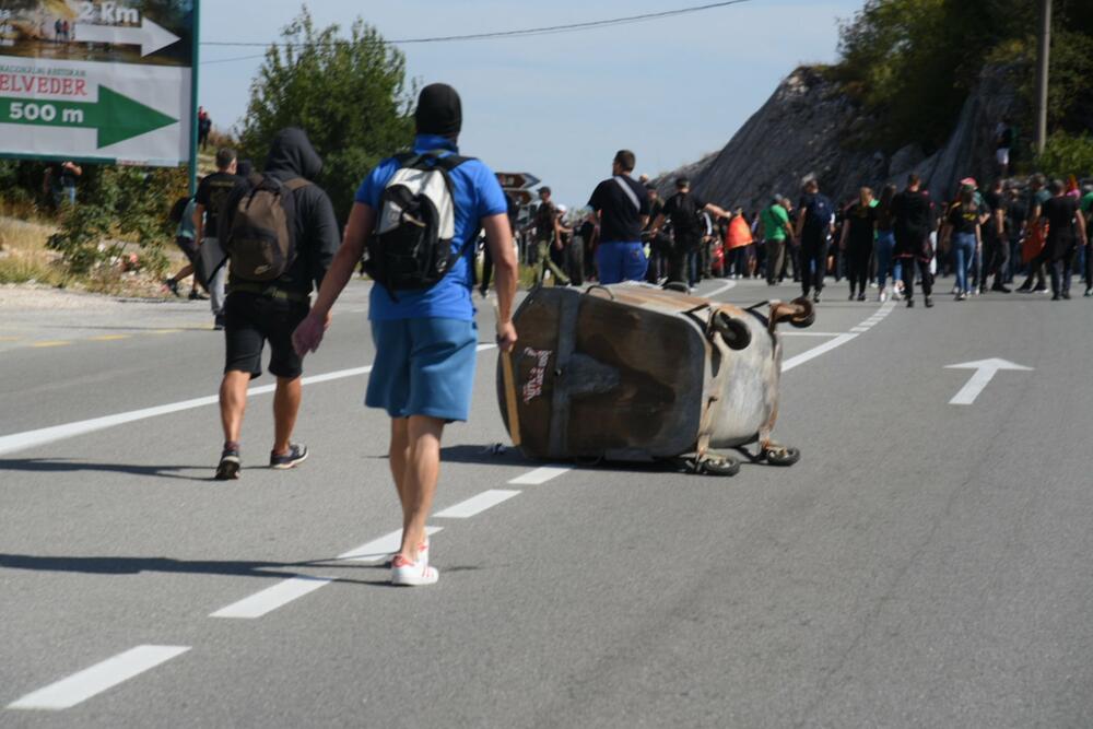 <p>Grupa građana blokilrala je danas magistralni put Podgorica - Cetinje. Prethodno su blokirali i kružni tok na ulazu u Cetinje. U foto galeriji fotoreportera Vijesti Borisa Pejovića pogledajte kako je to izgledalo.</p>