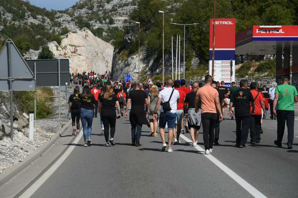 <p>Grupa građana blokilrala je danas magistralni put Podgorica - Cetinje. Prethodno su blokirali i kružni tok na ulazu u Cetinje. U foto galeriji fotoreportera Vijesti Borisa Pejovića pogledajte kako je to izgledalo.</p>