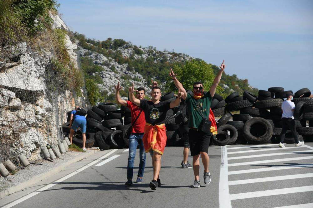 <p>Grupa građana blokilrala je danas magistralni put Podgorica - Cetinje. Prethodno su blokirali i kružni tok na ulazu u Cetinje. U foto galeriji fotoreportera Vijesti Borisa Pejovića pogledajte kako je to izgledalo.</p>