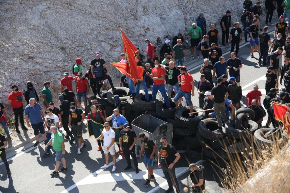 <p>Grupa građana blokilrala je danas magistralni put Podgorica - Cetinje. Prethodno su blokirali i kružni tok na ulazu u Cetinje. U foto galeriji fotoreportera Vijesti Borisa Pejovića pogledajte kako je to izgledalo.</p>