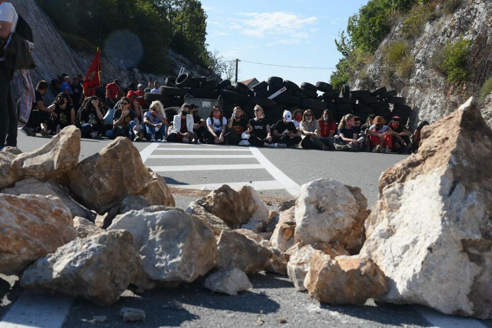 <p>Grupa građana blokilrala je danas magistralni put Podgorica - Cetinje. Prethodno su blokirali i kružni tok na ulazu u Cetinje. U foto galeriji fotoreportera Vijesti Borisa Pejovića pogledajte kako je to izgledalo.</p>