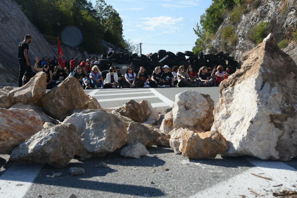 <p>Grupa građana blokilrala je danas magistralni put Podgorica - Cetinje. Prethodno su blokirali i kružni tok na ulazu u Cetinje. U foto galeriji fotoreportera Vijesti Borisa Pejovića pogledajte kako je to izgledalo.</p>