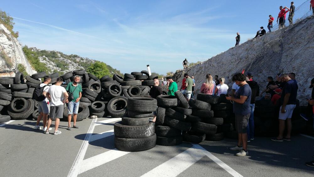 <p>Grupa građana blokilrala je danas magistralni put Podgorica - Cetinje. Prethodno su blokirali i kružni tok na ulazu u Cetinje. U foto galeriji fotoreportera Vijesti Borisa Pejovića pogledajte kako je to izgledalo.</p>