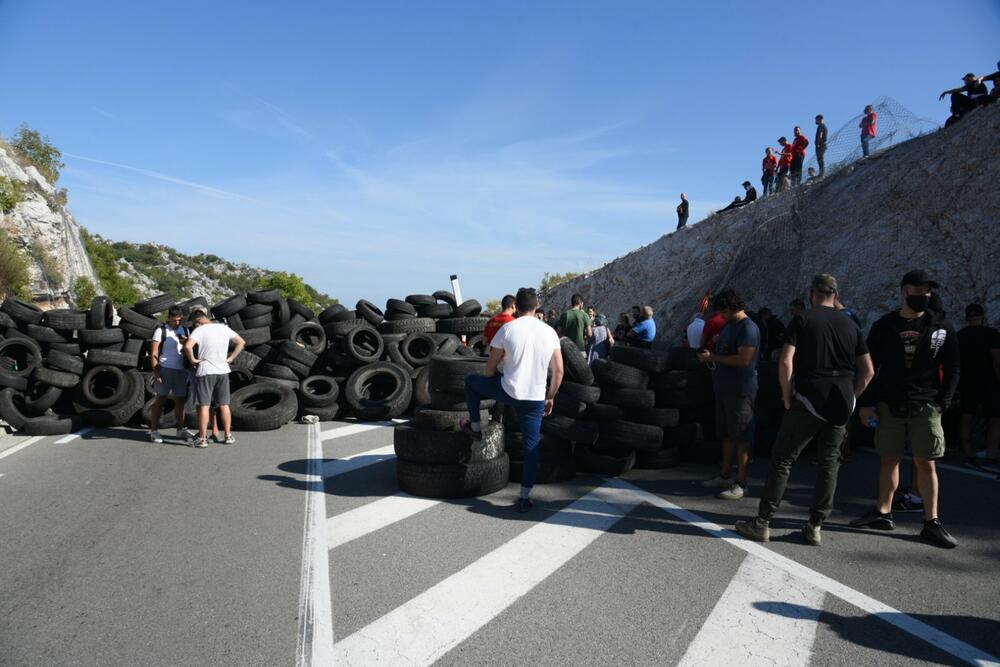 <p>Grupa građana blokilrala je danas magistralni put Podgorica - Cetinje. Prethodno su blokirali i kružni tok na ulazu u Cetinje. U foto galeriji fotoreportera Vijesti Borisa Pejovića pogledajte kako je to izgledalo.</p>