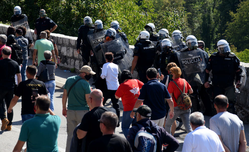 <p>Grupa građana blokilrala je danas magistralni put Podgorica - Cetinje. Prethodno su blokirali i kružni tok na ulazu u Cetinje. U foto galeriji fotoreportera Vijesti Borisa Pejovića pogledajte kako je to izgledalo.</p>