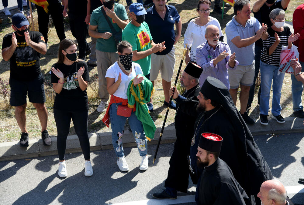 <p>Grupa građana blokilrala je danas magistralni put Podgorica - Cetinje. Prethodno su blokirali i kružni tok na ulazu u Cetinje. U foto galeriji fotoreportera Vijesti Borisa Pejovića pogledajte kako je to izgledalo.</p>