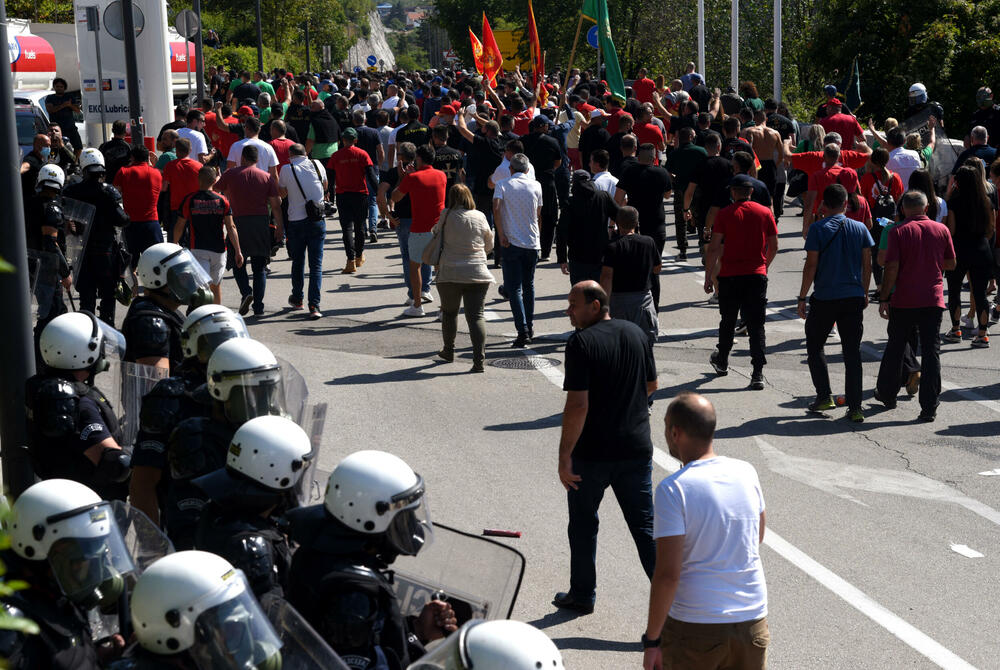 <p>Grupa građana blokilrala je danas magistralni put Podgorica - Cetinje. Prethodno su blokirali i kružni tok na ulazu u Cetinje. U foto galeriji fotoreportera Vijesti Borisa Pejovića pogledajte kako je to izgledalo.</p>