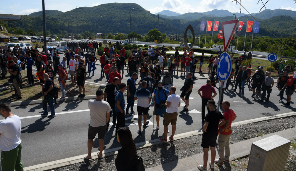 <p>Grupa građana blokilrala je danas magistralni put Podgorica - Cetinje. Prethodno su blokirali i kružni tok na ulazu u Cetinje. U foto galeriji fotoreportera Vijesti Borisa Pejovića pogledajte kako je to izgledalo.</p>