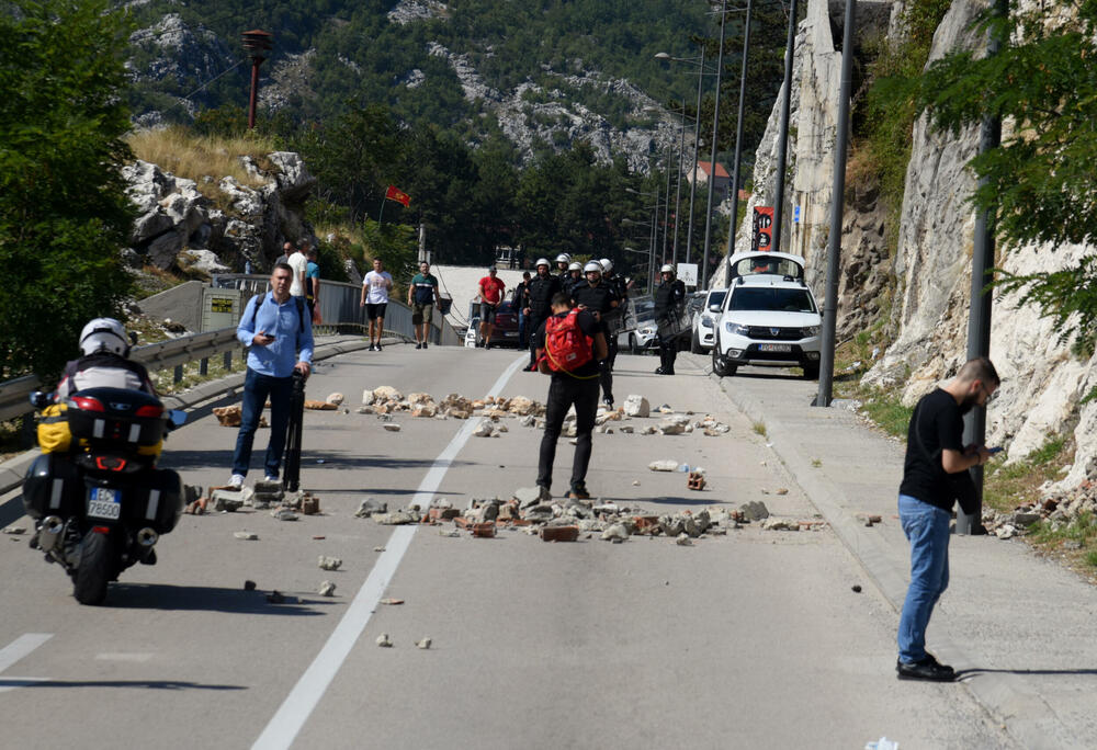 <p>Grupa građana blokilrala je danas magistralni put Podgorica - Cetinje. Prethodno su blokirali i kružni tok na ulazu u Cetinje. U foto galeriji fotoreportera Vijesti Borisa Pejovića pogledajte kako je to izgledalo.</p>