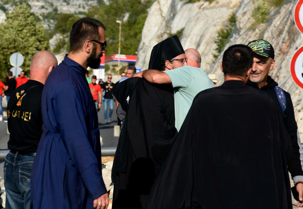 <p>Grupa građana blokilrala je danas magistralni put Podgorica - Cetinje. Prethodno su blokirali i kružni tok na ulazu u Cetinje. U foto galeriji fotoreportera Vijesti Borisa Pejovića pogledajte kako je to izgledalo.</p>