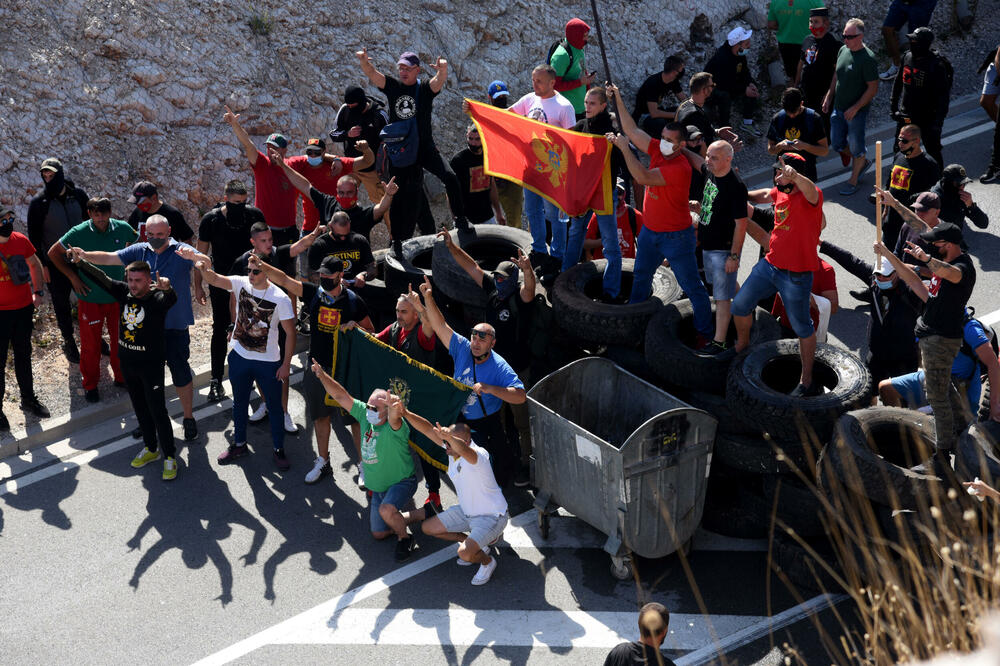 <p>Grupa građana blokilrala je danas magistralni put Podgorica - Cetinje. Prethodno su blokirali i kružni tok na ulazu u Cetinje. U foto galeriji fotoreportera Vijesti Borisa Pejovića pogledajte kako je to izgledalo.</p>