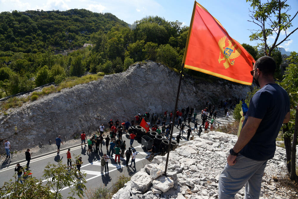 <p>Grupa građana blokilrala je danas magistralni put Podgorica - Cetinje. Prethodno su blokirali i kružni tok na ulazu u Cetinje. U foto galeriji fotoreportera Vijesti Borisa Pejovića pogledajte kako je to izgledalo.</p>